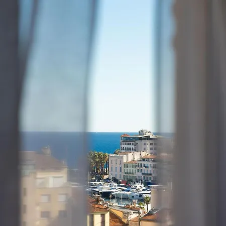 Renoir فندق